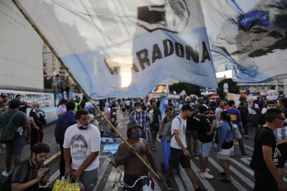 Seguidores de Diego Armando Maradona participan en una manifestación donde piden justicia por la muerte del astro argentino.