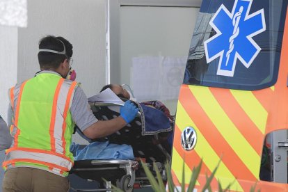 Un sanitari trasllada un pacient de covid-19 a Mèxic.