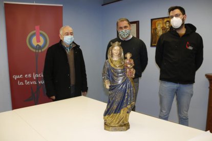 El rector de la parròquia de Sant Joan, wi cap d'àrea d'actes religiosos de les Festes Decennals de la Candela, Joan Àguila, acompanyat de membres de la comissió,