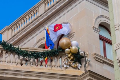 Les banderes estan ubicades a l'extrem superior del palau consistorial.