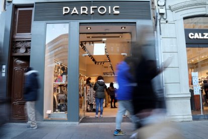 Una tienda de la plaza Prim de Reus, con clientes en el interior y gente paseando.