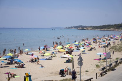 Mucha gente se bañó en la playa Larga, a pesar de que para algunos el agua todavía está demasiado fría.