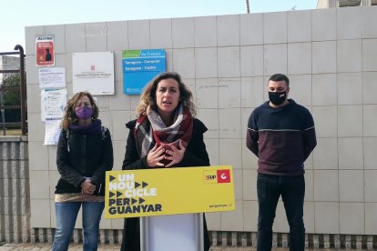 Laia Estrada acompanya de Laura Aguadé i Edgar Fernández.