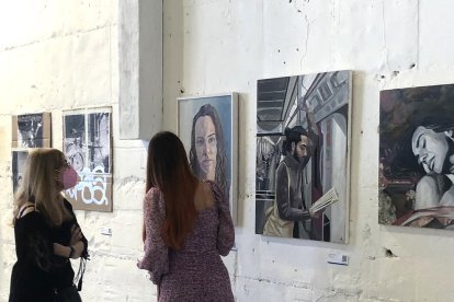 Visitantes a la exposición la tarde de sábado, día de la inauguración.