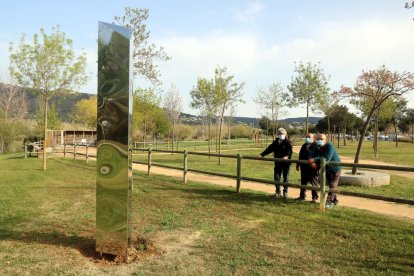 El monòlit d'acer inoxidable un cop ja instal·lat al parc dels Estanys.