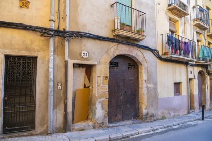 Un dels edificis del carrer Salines que van ser objecte d'intents d'ocupació.