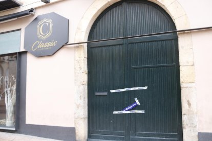 Precinto en la puerta de entrada del local de ocio nocturno, situado en la raval de Robuster de Reus.