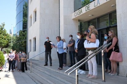 Imagen de la concentración en el Ayuntamiento de Cambrils.