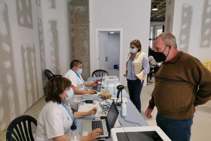 Dos personas a punto de vacunarse por la covid.