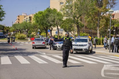 Un agent de la Guàrdia Urbana durant un dels primers controls del Pla Integral de Seguretat.