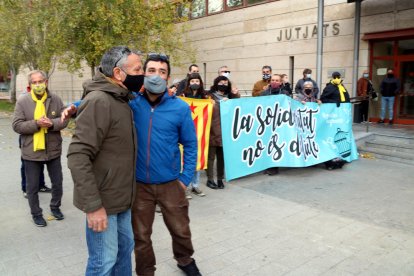 El investigado, Albert Baiges, recibiendo el calor de su padre y de otras personas concentradas para darle apoyo ante los juzgados de Reus.