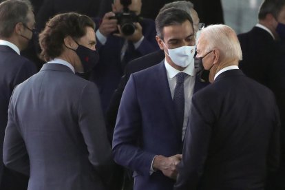 El president dels Estats Units, Joe Biden, el primer ministre espanyol, Pedro Sánchez, i el primer ministre canadenc, Justin Trudeau, parlen durant la cimera de l'OTAN.