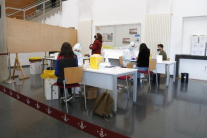 Estudiants i professorat de la Universitat de Lleida durant el cribatge massiu.