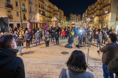 Imatge de la concentració organitzada per les federacions de veïns i altres entitats i ajuntaments del territori, en la qual van denunciar que no s'han complert els compromisos adquirits.