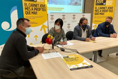 Pla general de la presentació del nou Carnet Jove de la Terra Alta amb representants del Consell Comarcal i l'Agència Catalana de Joventut. I