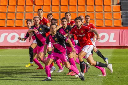 Una acció a pilota aturada durant l'enfrontament d'anada entre Nàstic i L'Hospitalet, disputat al Nou Estadi.