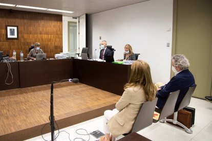 Falcones y su mujer, acusados, durante la primera jornada del juicio.