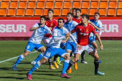 Els jugadors del Nàstic, buscant el remat en una acció a pilota aturada contra el Prat el passat diumenge.