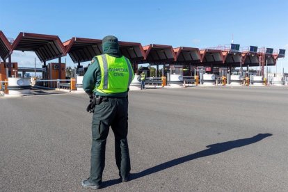 La Guardia Civil en el peaje de la AP-68 de entrada a Zaragoza.