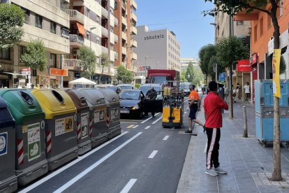 Los repartidores tienen dificultades por|para aparcar y tienen que ocupar el carril bici para descargar.