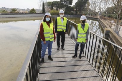 Marina Berasategui, Carles Pellicer i Noemí Llauradó, al mirador que s'ha construït.