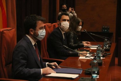 Roger Torrent con Pere Aragonès y Meritxell Budó, presidiendo la mesa de partidos sobre el 14-F.