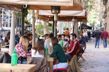 Pla obert d'una terrassa de Barcelona