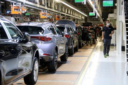 La cadena de montaje en el taller 10 de la factoría de Seat en Martorell.