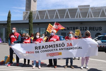 Personas que han protestado para exigir la readmisión de un trabajador despedido del SEM en Reus.