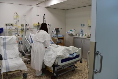 Imatge d'un box de l'UCI d'un hospital.