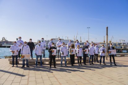 Los representantes de los 25 restaurantes participantes, ayer en el Moll de Costa del barrio del Serrallo.