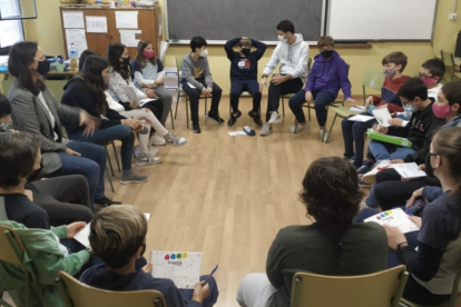 La científica Anna Segarra, experta en cocreación por la innovación de la URV, haciendo una sesión en la Escola Pràctiques de Tarragona.