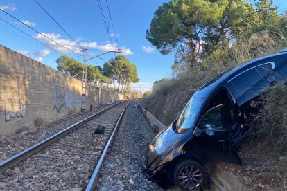 Imatge del vehicle que ha caigut a les vies aquesta tarda