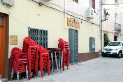 El Bar La Cooperativa de Paüls cerrado, como medida de precaución para controlar el brote.