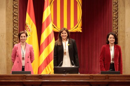 La presidenta del Parlament, Laura Borràs, amb les vicepresidentes Anna Caula i Eva Granados, a l'hemicicle de la cambra,