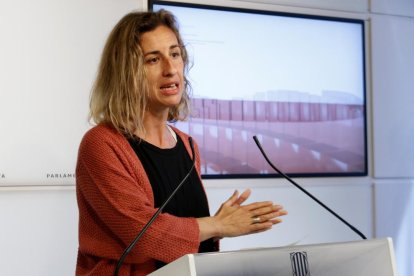 La diputada de la CUP Laia Estrada ofreciendo una rueda de prensa desde el Parlament, en una imagen de archivo.