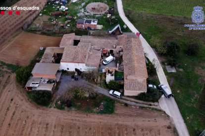 Imatge a vista de dron de la masia on s'amagava el fugitiu