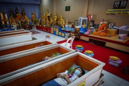 Imagen de una ceremonia de un funeral en vida en Tailandia.