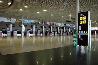 Les instal·lacions buides de l'aeroport de Reus durant l'estat d'alarma per coronavirus.