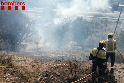 Imatge d'arxiu de membres dels bombers actuant en un incendi.