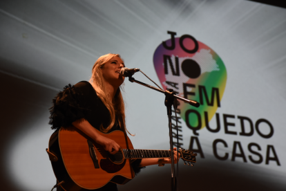 La cantant Maria Jacobs durant la seva actuació en la presentació del festival.