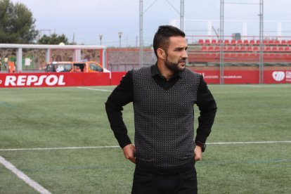 Dani Vidal, a la banqueta de l'Estadi Municipal de la Pobla de Mafumet, durant un partit d'aquesta passada temporada.