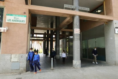 El pasillo que conecta dos de los principales espacios del barrio causa problemas a los vecinos de las dos escaleras y a una peluquería.