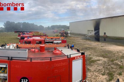 Els Bombers treballant en l'incendi.