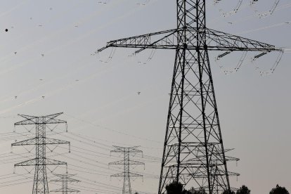 Les torres elèctriques que connecten Espanya i França a Montesquieu-des-Albères.