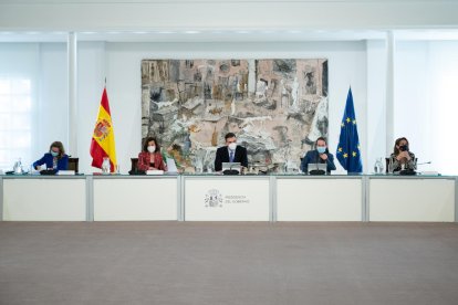 El president del govern espanyol, Pedro Sánchez, i els quatre vicepresidents a la reunió extraordinària del Consell de Ministres.