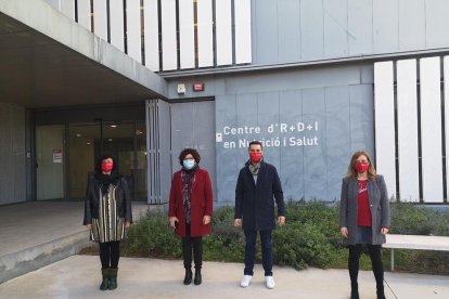 Los candidatos socialistas ante el Centro de Nutrición y Salud de Reus ayer por la mañana.