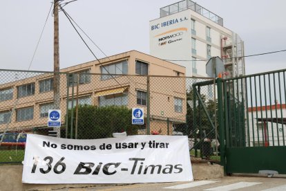 Exterior de l'empresa Bic Graphic a Tarragona, i d'un cartell penjat fora on s'hi llegeix que 'No som d'usar i tirar' i la xifra de '136' en referència als treballadors afectats per l'ERO,