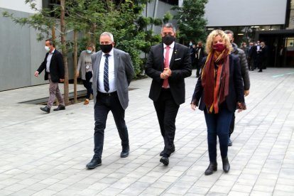 El conseller de Interior, Miquel Sàmper, con el delegado del Gobierno en el Ebro, Xavier Pallarés, y la alcaldesa de Tortosa, Meritxell Roigé.