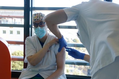 Una professional sanitària en el moment de ser vacunada.